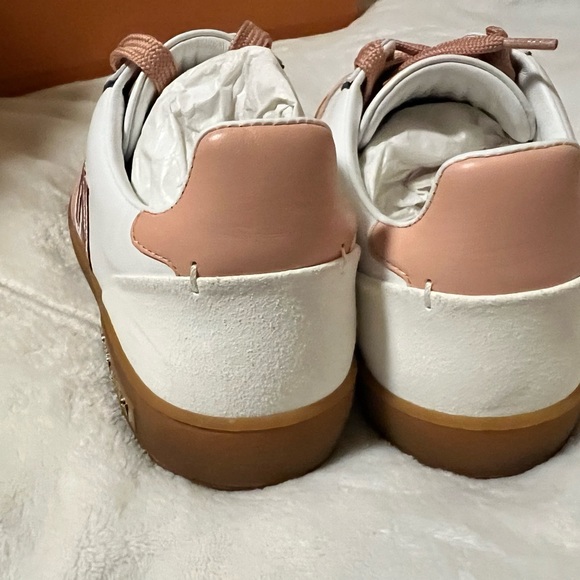 Louis Vuitton sneakers size 39 - Picture 6 of 12